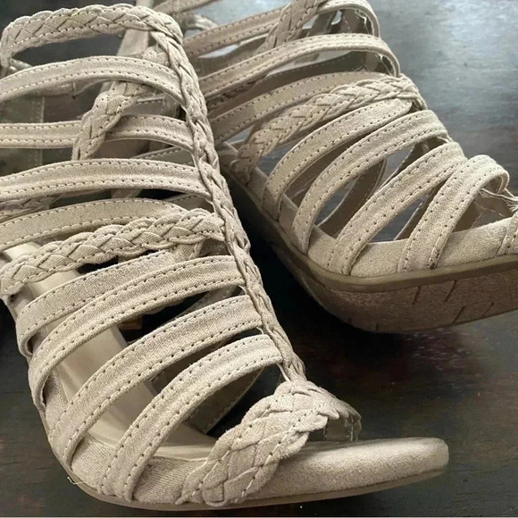 Fergalicious By Fergie Women’s 6.5 Gladiator Back Zip Tan‎ Strappy Sandal Heels - Picture 9 of 12